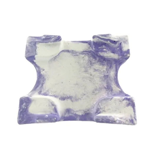 Porte-savon drainant en ciment effet marbre violet et blanc, coulé à la main en Provence pour protéger vos savons saponifiés à froid.