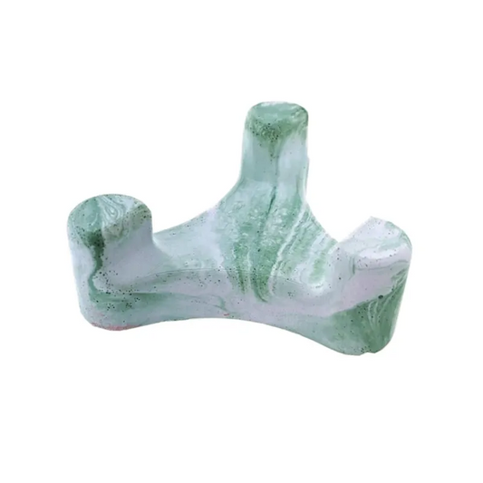 Porte-savon drainant en ciment marbré vert, forme Trident. Idéal pour conserver vos cosmétiques solides au sec dans la salle de bain.