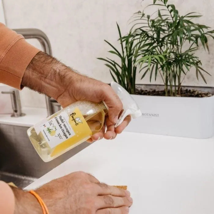 Nettoyage efficace, naturel et dégraissant de toutes les surfaces avec le spray multi-usages Pimpant dilué à l'eau.