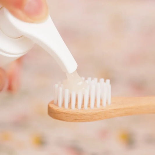 Guide de préparation de la recharge Pimpant : mélangez la poudre et l'eau pour obtenir votre gel dentaire au citron.