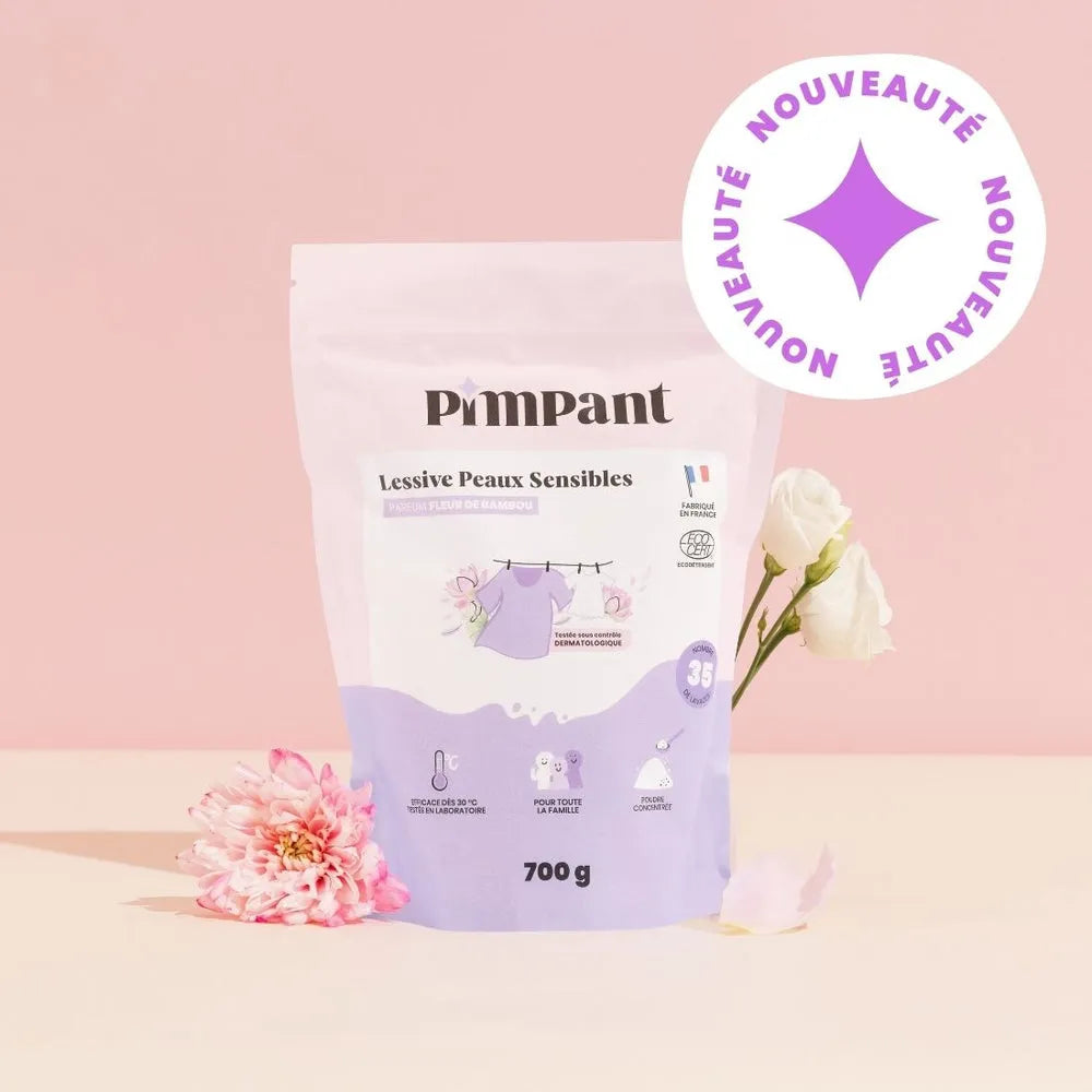 Nouveauté : Éco-recharge de lessive peaux sensibles en poudre Pimpant, 700g pour 35 lavages. Parfum fleur de bambou, testée sous contrôle dermatologique.