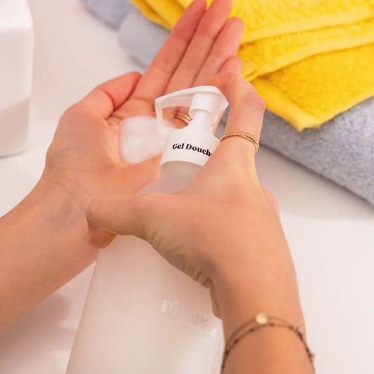 Le gel douche rechargeable Pimpant est une alternative zéro déchet fièrement fabriquée en Normandie (France).