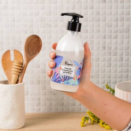 Flacon pompe en verre sérigraphié Pimpant rempli de liquide vaisselle écologique à l'amande, idéal pour une cuisine zéro déchet.