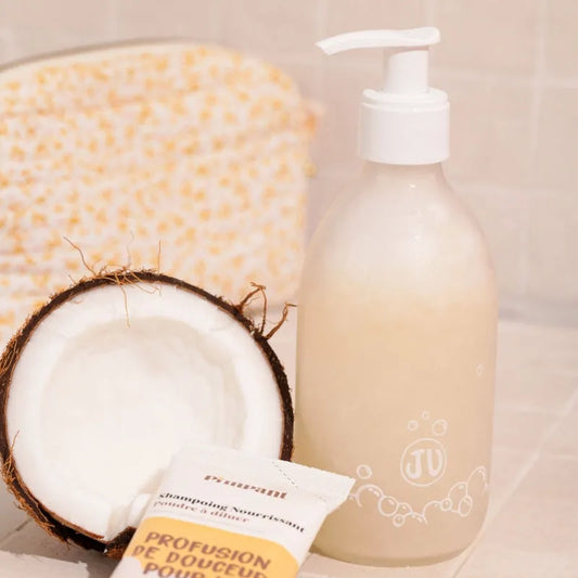 Préparation du shampoing hydratant Pimpant : versez l'éco-recharge à la noix de coco dans le flacon en verre et ajoutez de l'eau.