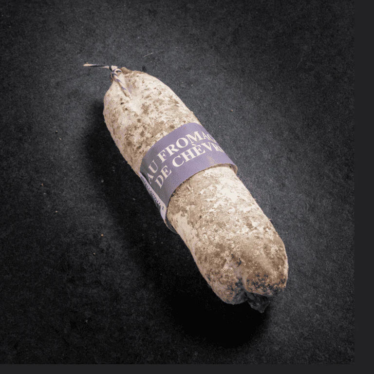 Saucisson sec entier au fromage de chèvre avec sa bague violette, affiné dans les Cévennes, avec sa belle fleur naturelle.