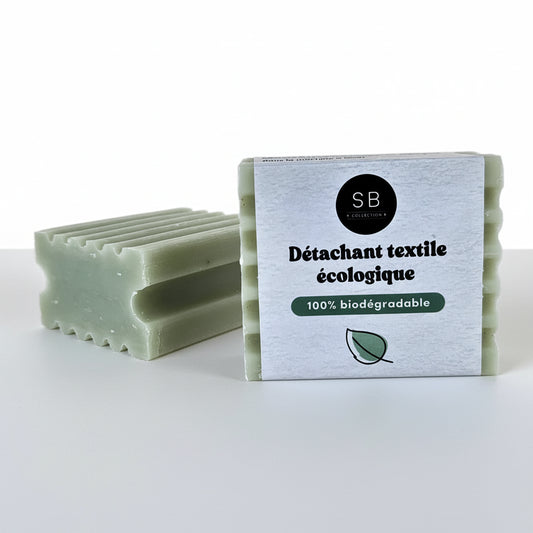 Savon détachant textile écologique SB Collection au fiel de bœuf et terre de Sommières. Forme striée idéale pour frotter les taches, boutique KAVERN.