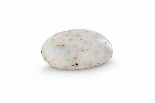 Savon galet naturel KAVERN aux algues marines. Un soin spa détox et revitalisant avec des éclats végétaux pour un gommage doux, 100% zéro déchet.