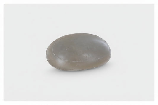 Savon galet purifiant à l'argile naturelle de la boutique KAVERN. Un soin spa zéro déchet au design minéral pour détoxifier la peau en douceur.