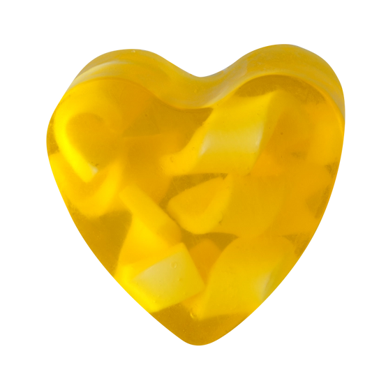 Savon artisanal en glycérine végétale en forme de cœur, jaune translucide avec inclusions, au parfum Charm inspiré des grands créateurs. Boutique KAVERN.