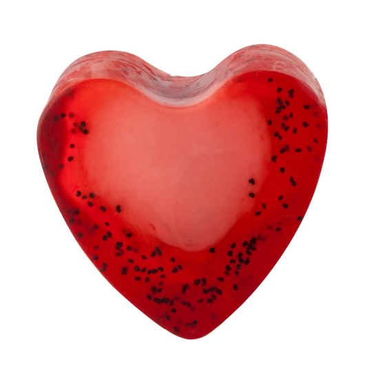 Savon artisanal en glycérine végétale en forme de cœur, rouge translucide, au parfum gourmand de fraise. Un soin hydratant et ludique proposé par KAVERN.