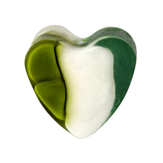 Savon artisanal en glycérine végétale en forme de cœur, marbré vert et blanc, au parfum envoûtant de Patchouli. Un soin hydratant et apaisant proposé par KAVERN.