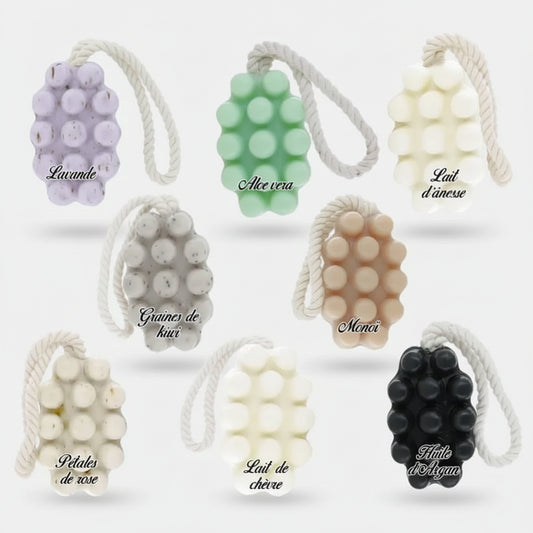 Savon de massage corporel à cordelette avec picots exfoliants. Une cosmétique solide zéro déchet pratique à suspendre dans la douche, boutique KAVERN.
