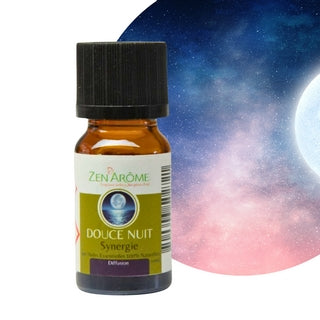 Flacon de 10 ml de synergie d'huiles essentielles Douce Nuit de Zen'Arôme sur un fond de ciel étoilé avec pleine lune, boutique KAVERN.