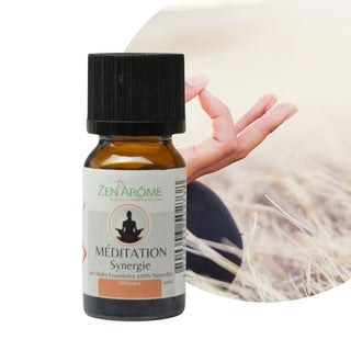 Flacon de 10 ml de synergie d'huiles essentielles Méditation de Zen'Arôme avec une personne en posture de yoga en arrière-plan, boutique KAVERN.